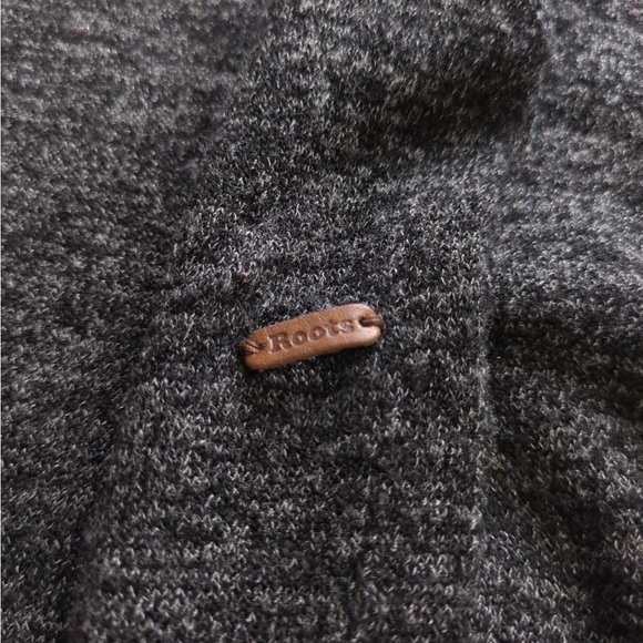 🎅🏻 3/$50 👯‍♀️Host Pick⚡️Roots Grey Sweater - Picture 7 of 7